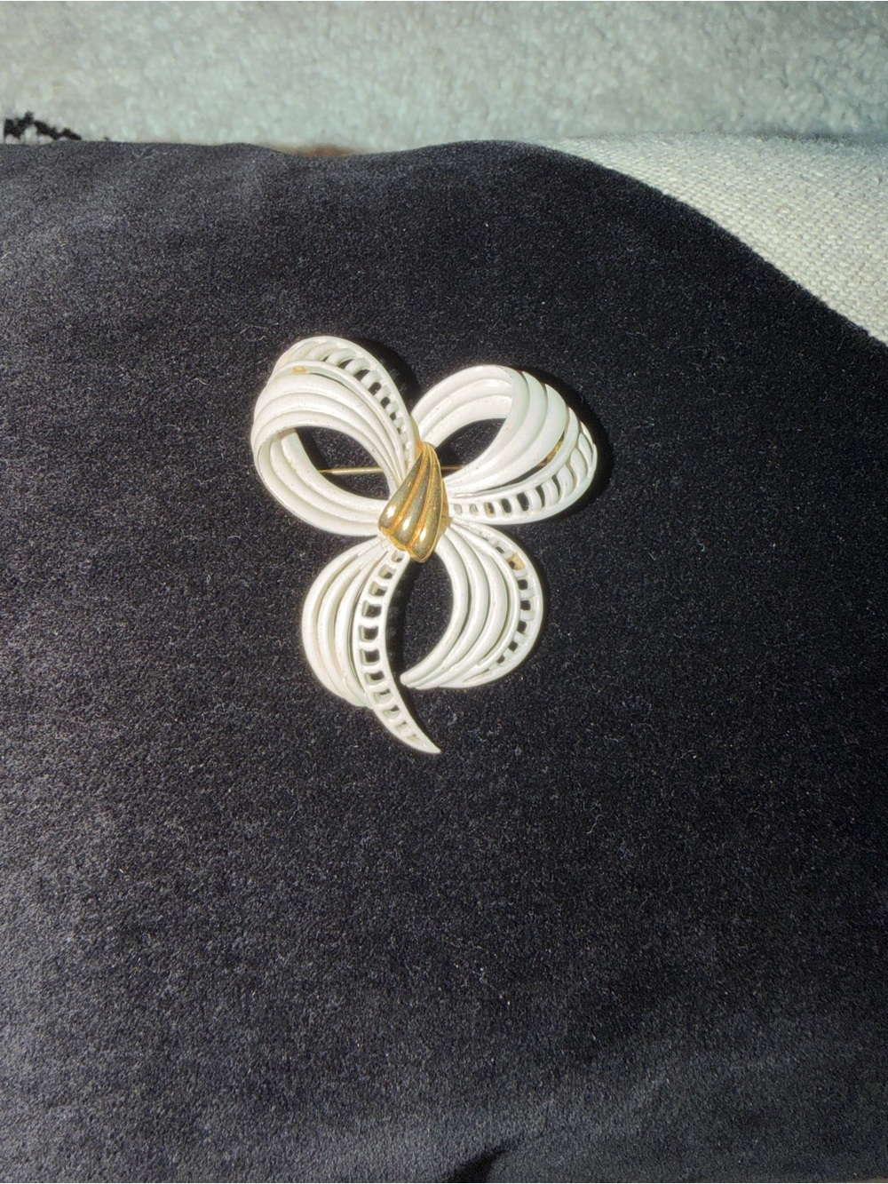 Vintage Monet Ivory Enamel Gold Tone Sculptural Bow Brooch Pin 2” - Picture 5 of 8